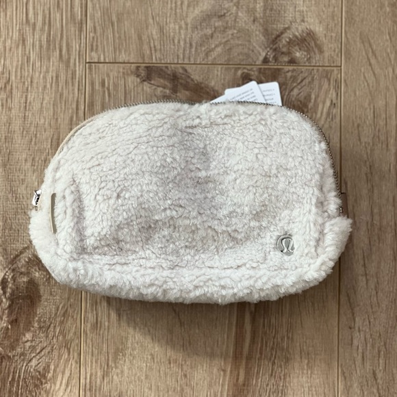 Lululemon Everywhere Belt Bag Fleece white ivory - Picture 6 of 6